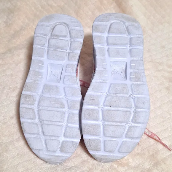 GIRLS PUMA BABY PINK WHITE SOFT FOAM SNEAKERS SIZE 4C - Picture 5 of 6